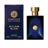 Dylan-blue-100ml-edt Perfume Versace Dylan Blue Eau de Toilette 100ml. Frasco rectangular de cristal azul oscuro con tapón dorado y emblema de la Medusa. Fragancia masculina fresca y amaderada.