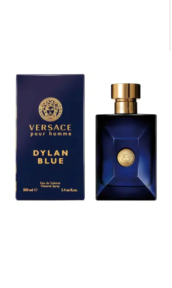 Dylan-blue-100ml-edt Perfume Versace Dylan Blue Eau de Toilette 100ml. Frasco rectangular de cristal azul oscuro con tapón dorado y emblema de la Medusa. Fragancia masculina fresca y amaderada.