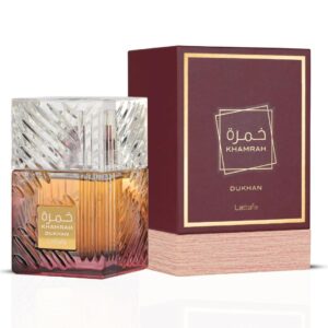 Perfume Lattafa Khamrah Dukhan 100ml Eau de Parfum. Frasco con diseño de licorera, cuadrado y transparente con líquido de color caramelo oscuro y tapa marrón o plateada. Perfume árabe especiado.
