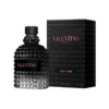 Perfume Valentino Uomo Born in Roma 100ml EdT. Frasco rectangular de vidrio con diseño de tachuelas rockstud transparente con líquido de color ámbar y tapa negra.