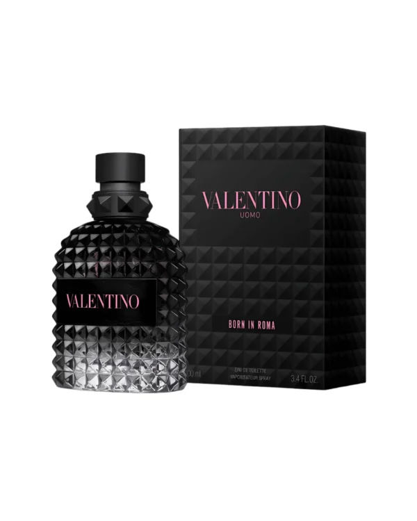 Perfume Valentino Uomo Born in Roma 100ml EdT. Frasco rectangular de vidrio con diseño de tachuelas rockstud transparente con líquido de color ámbar y tapa negra.
