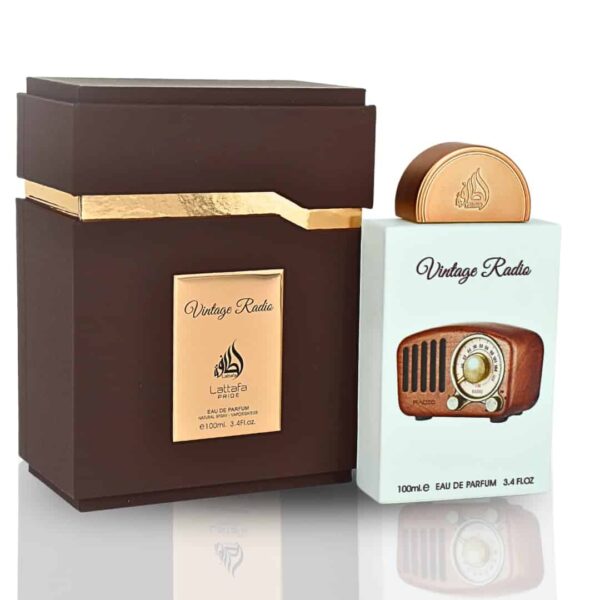 Version 1.0.0 Perfume Lattafa Vintage Radio Eau de Parfum 100ml. Frasco de diseño elegante en tonos oscuros. Fragancia unisex de lavanda, ciruela y palo santo.