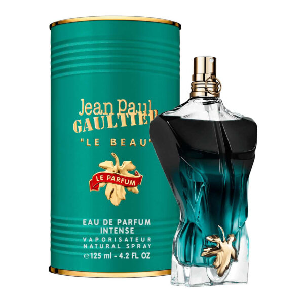 Perfume Jean Paul Gaultier Le Beau Le Parfum EDP 125ml. Frasco con forma de torso masculino, lacado en degradado de negro a verde con una hoja de parra dorada en el cuello. Fragancia masculina dulce con coco y haba tonka.