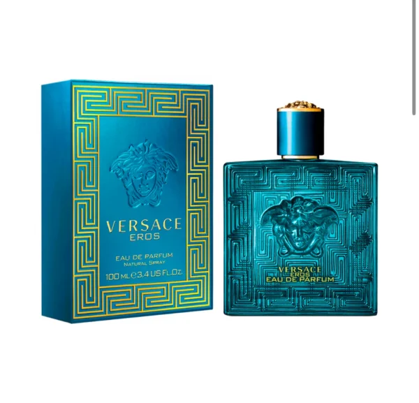 Perfume Versace Eros Eau de Parfum 100ml. Frasco rectangular de cristal azul turquesa con emblema de Medusa en relieve y tapón dorado. Fragancia masculina dulce y amaderada.