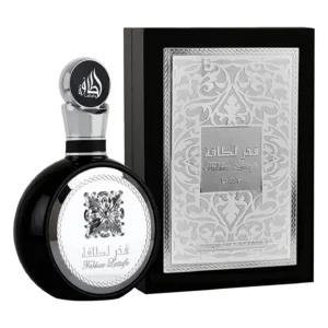 Perfume Lattafa Fakhar Silver Eau de Parfum 100 ml. Fragancia para hombre con notas de manzana, lavanda y haba tonka. Botella plateada y elegante.