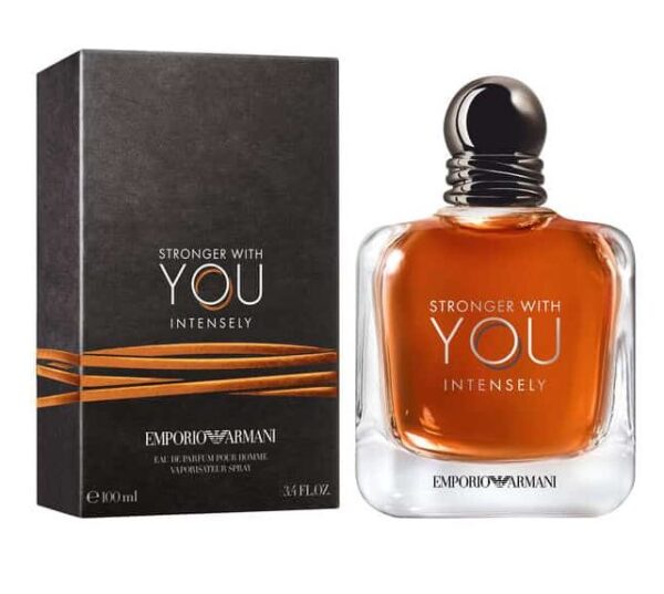 Perfume Emporio Armani Stronger With You Intensely 100 ml EDP. Fragancia masculina color ámbar intenso con notas de caramelo y vainilla. Botella elegante con tapa negra y anillos entrelazados.